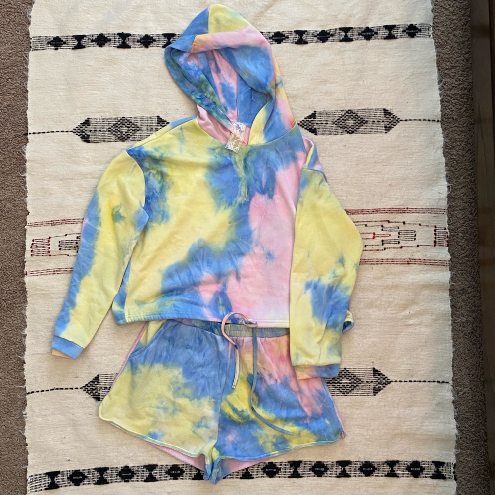Sadie & Sage Cropped tie-dye hoodie and shorts set